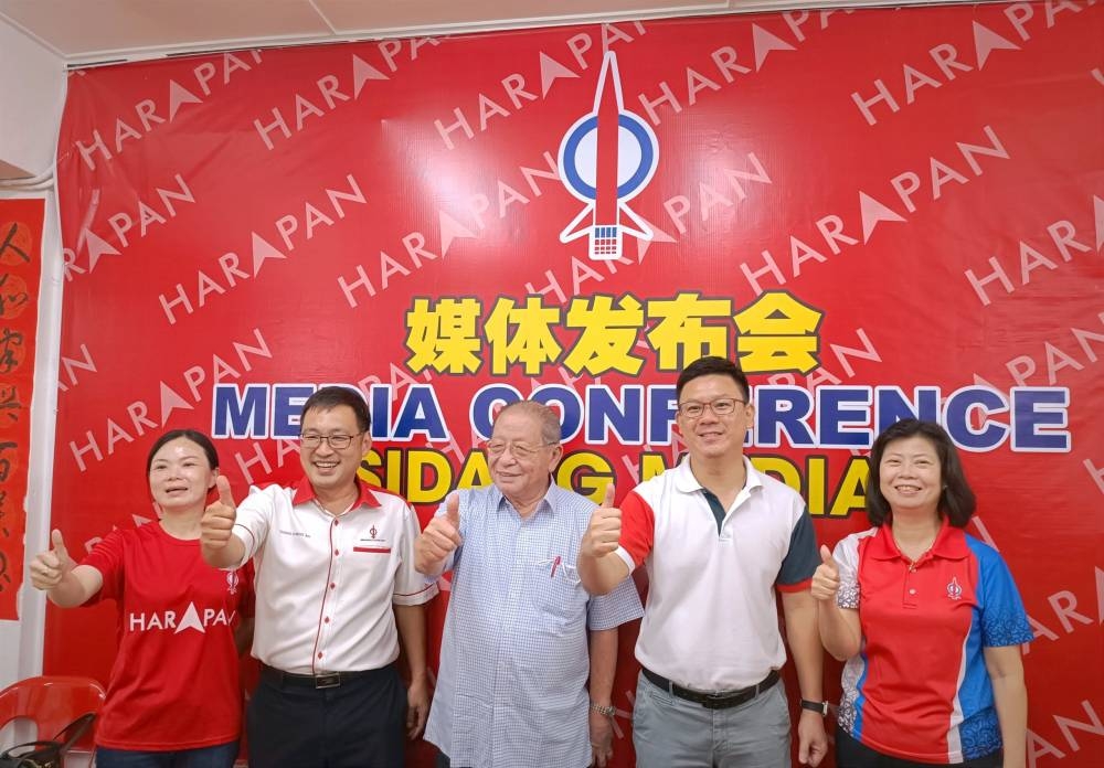 (From left) Lanang incumbent Alice Lau, Chong, DAP veteran Lim Kit Siang, Sibu incumbent Oscar Ling and former Bukit Assek assemblywoman Irene Chang pose at the end of the press conference. — Borneo Post pic