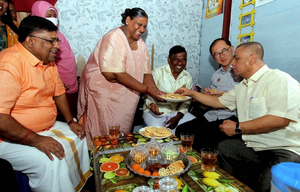 Perak Mentri Besar Datuk Seri Saarani Mohamad attending a programme with the family of K. Devagi, 57, in conjunction with Deepavali at Jalan Lama Kampung Chengai in Sungkai. — Bernama pic