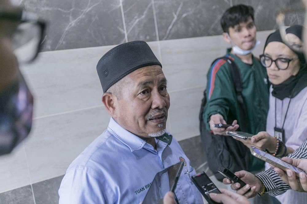 PAS deputy president Datuk Seri Tuan Ibrahim Tuan Man speaks to the media at coalition headquarter for the emergency meeting at Publika October 6, 2022. — Picture by Hari Anggara