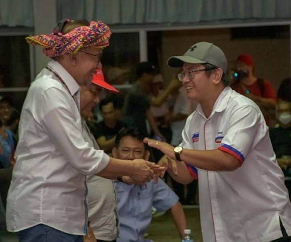 PKR president Datuk Seri Anwar Ibrahim and United Kinabalu Progressive Organisation (UPKO) president Datuk Ewon Benedick (right) during the event on October 22, 2022. — Borneo Post pic