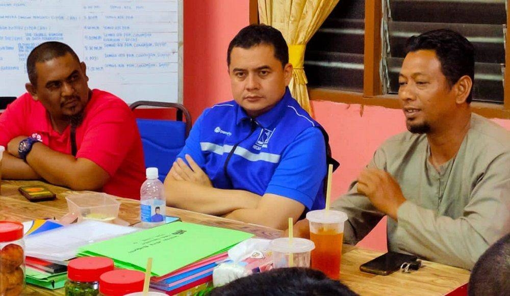 Zamri said Mohd Nizar (centre) lacks the experience to stand as a candidate for a parliamentary seat. — Picture via Facebook