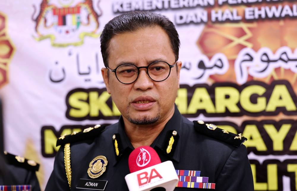 Kelantan Domestic Trade and Consumer Affairs Ministry director Azman Ismail speaks after a 2022 Deepavali Maximum Price Scheme inspection at a supermarket in Pengkalan Chepa in Kota Baru October 25, 2022. — Bernama pic