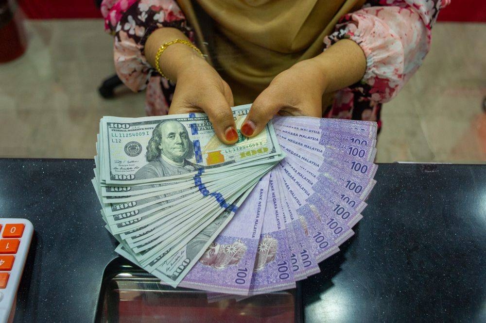 The monthly salary for a deputy prime minister is RM18,168.15, as compared to a minister who takes home RM14,907.20 every month. — Picture by Shafwan Zaidon