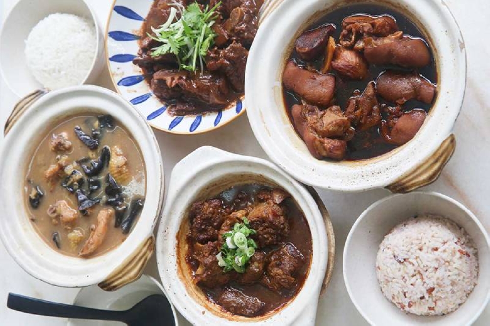 Families can order homestyle Hakka dishes like vinegar trotters and braised pork ribs to eat with rice.