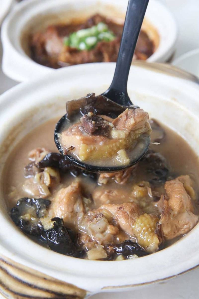 Rice Wine Chicken has the proper sweet taste from well brewed rice wine.