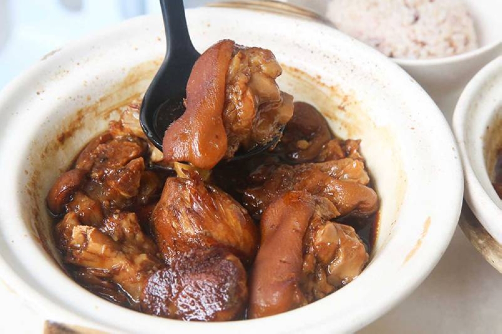 You get gelatinous pork trotters with a lighter vinegar broth for their Claypot Vinegar Trotters.