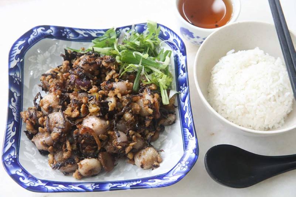Hakka Abacus Seeds are well prepared here with a stir fry of minced meat, wood ear fungus, dried prawns, dried cuttlefish and shiitake mushrooms.