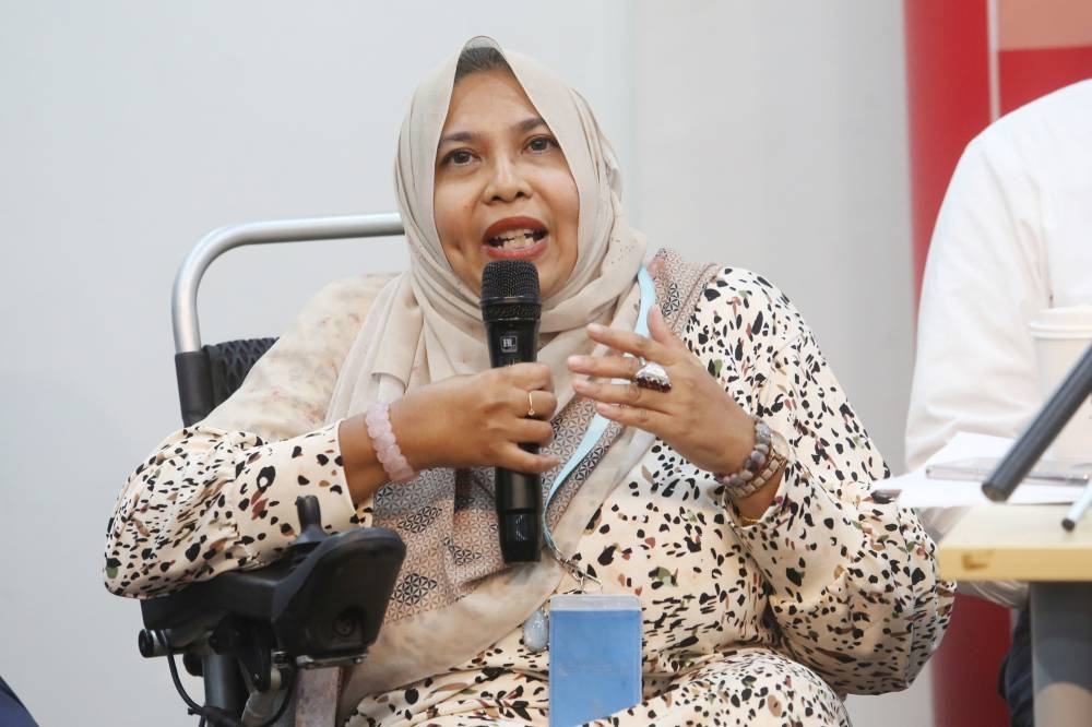 Dr Noraishah Mydin Abdul Aziz, PKR candidate for Federal Territories, speaks to the media at PKR headquarters, October 26, 2022. — Picture by Choo Choy May.