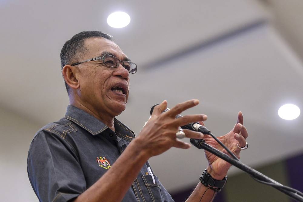 Datuk Rosol Wahid speaking at the ‘CA2010@University’ programme with MyCC and Food Bank Malaysia with students of UniSZA and UMT at Dewan Perdana, UniSZA Gong Badak, October 26, 2022. — Bernama pic 