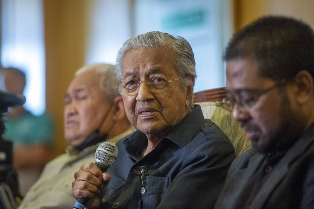 After his open offer failed to gain interest from Pakatan Harapan, the former prime minister said today that it was vital to set aside personal feelings and interests in order to bring down the enemies of the country, noting that this had led to Barisan Nasional’s defeat in 2018. — Picture Shafwan Zaidon