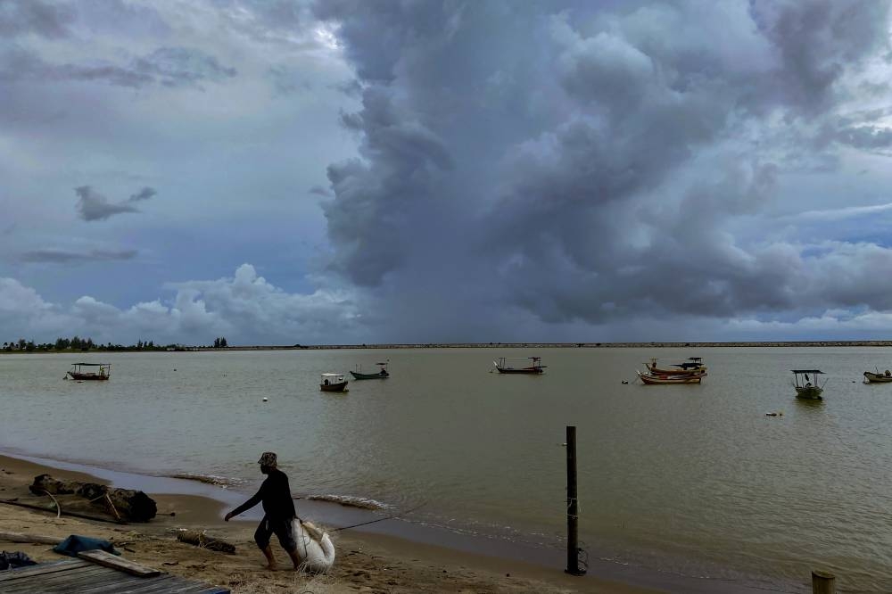 Cloudy skies that are expected to bring continuous heavy rain near Tanjung in Kuala Terengganu, October 26, 2022. — Bernama pic