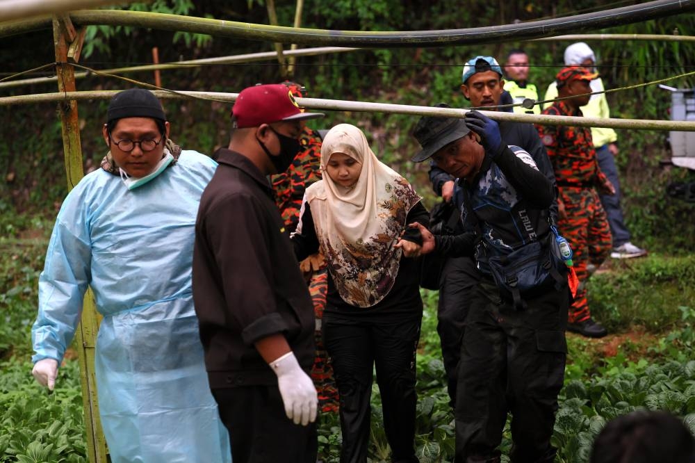 A second helicopter crash victim being led out of the jungle after being rescued, Cameron Highlands, October 26, 2022. — Bernama pic 
