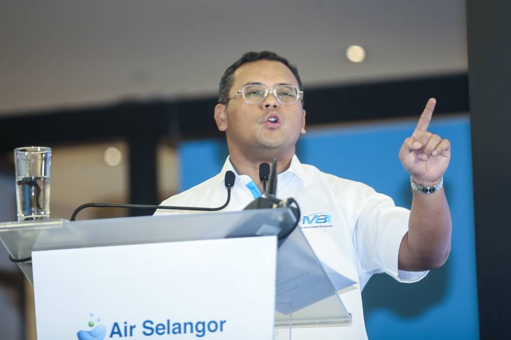 Selangor Mentri Besar Datuk Seri Amirudin Shari speaks during an event at the 1Utama Shopping Mall in Petaling Jaya on September 13,2022. — Picture by Ahmad Zamzahuri
