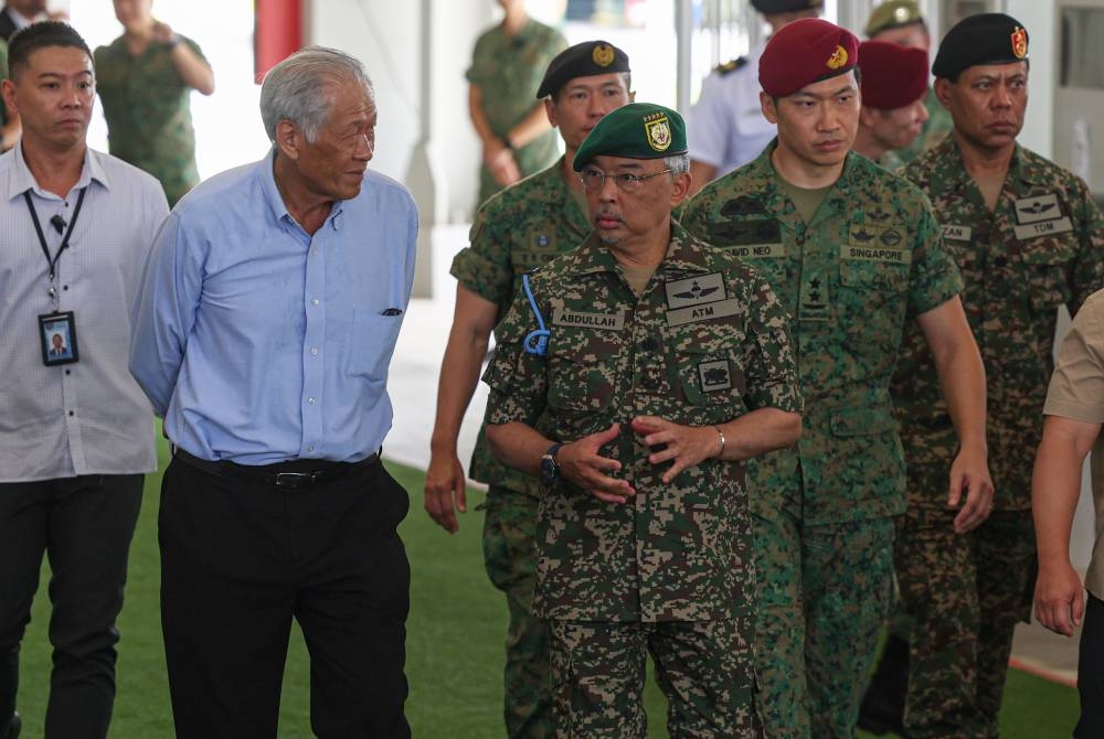 Yang di-Pertuan Agong Al-Sultan Abdullah Ri’ayatuddin Al-Mustafa Billah Shah is briefed by Singapore Defence Minister Dr Ng Eng Hen (second left) during his visit to the Commando Training Institute in Pasir Ris Camp, Singapore, October 27, 2022. — Bernama pic 