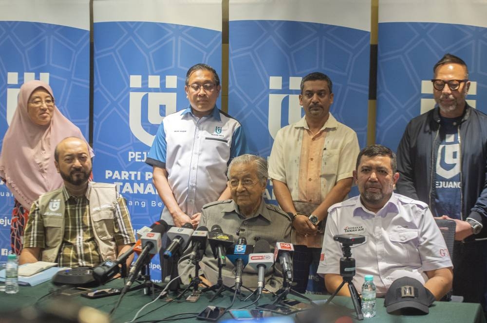 Pejuang chairman Tun Dr Mahathir Mohamad speaks to the media during the Pejuang press conference at its headquarters in Putrajaya, October 27, 2022. — Picture Shafwan Zaidon