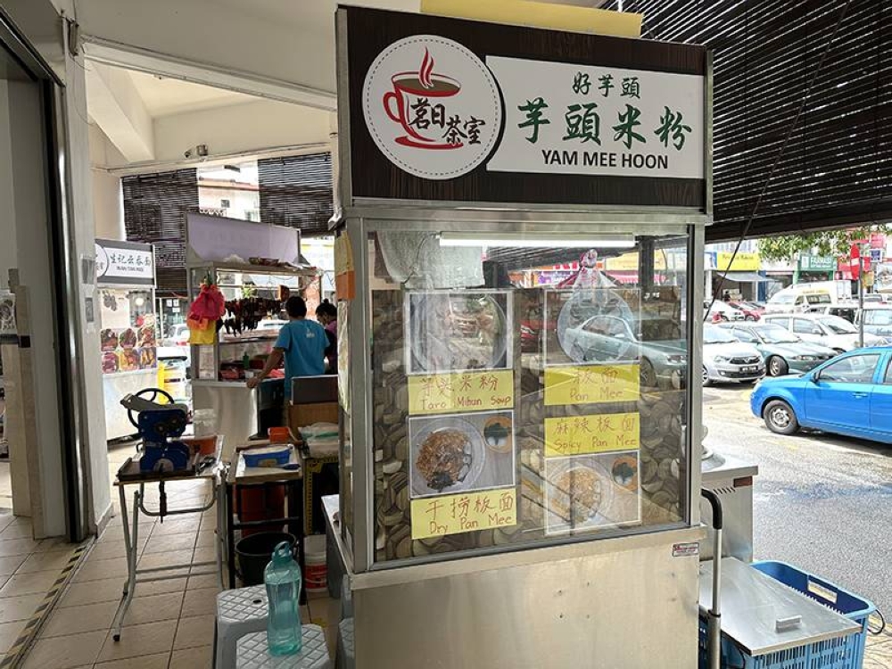 Look for the yam 'meehoon' stall that moved from Taman Fadason.