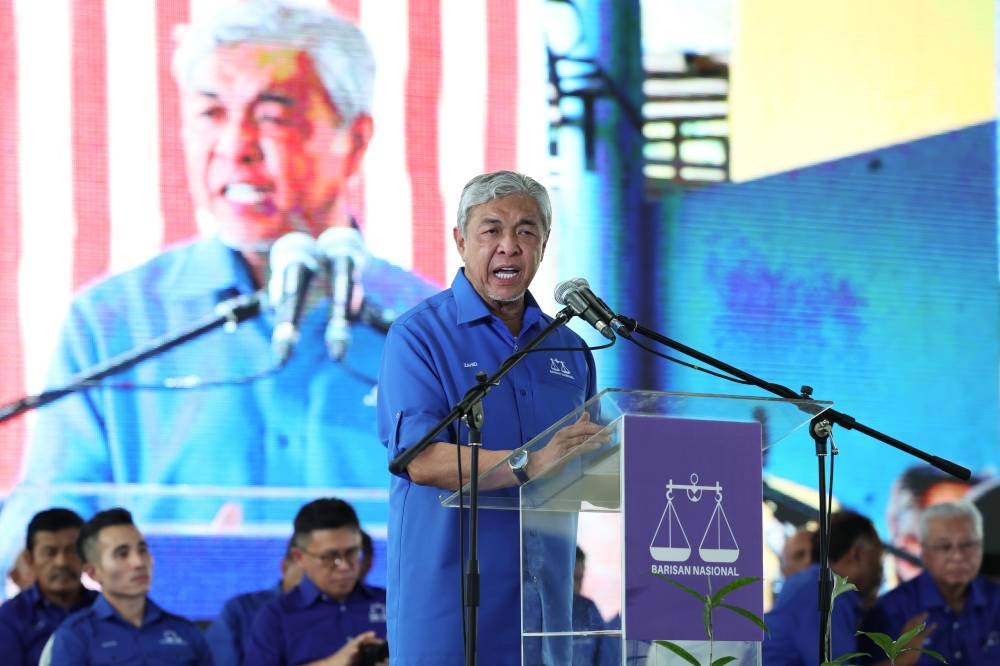 Datuk Seri Ahmad Zahid Hamidi speaks during a Barisan Nasional event in Bera October 27, 2022. — Bernama pic