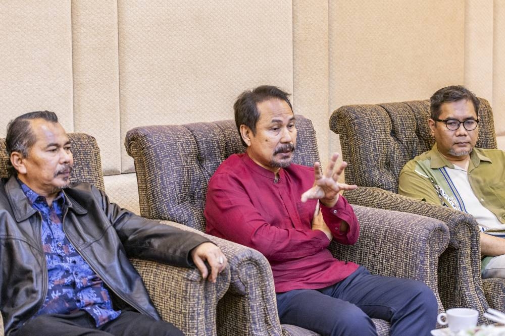 (From left) Luncai Emas's production director, Keon Omar, Datuk M. Nasir along with UMK's lecturer, Professor Madya Raja Iskandar Raja Halim from the creative technology and heritage faculty. — Picture by Hari Anggara