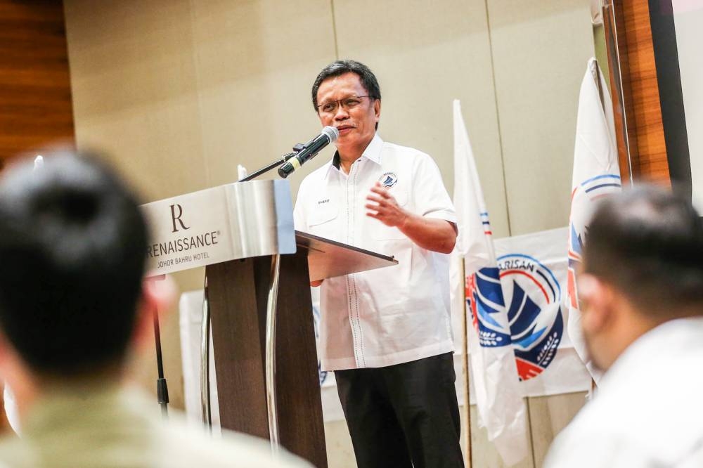 Parti Warisan president Datuk Seri Mohd Shafie Apdal insinuated that Datuk Peter Anthony, who now heads the government-friendly Parti Kesejahteraan Demokratik Masyarakat (PKDM), was only contesting the seat to help split votes in favour of Gabungan Rakyat Sabah (GRS). — Picture by Hari Anggara