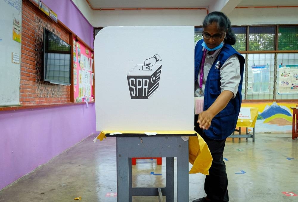 An effective way of getting rid of corruption is by voting for the right candidates during the 15th General Election. — Bernama file pic