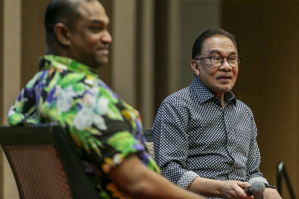 Opposition Leader Datuk Seri Anwar Ibrahim (right) together with PKR Deputy Chief of Information Datuk Ramanan Ramakrishnan (left) attends “Sembang Kencang” forum in Petaling Jaya September 28, 2022. — Picture by Hari Anggara