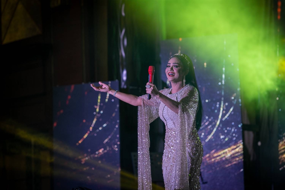 Legendary Indonesian songstress, Krisdayanti performs some of her hit songs including 'Cahaya' and 'Menghitung Hari' at the Sunway-MAF Red Ribbon Gala 2022. — Picture by Raymond Manuel