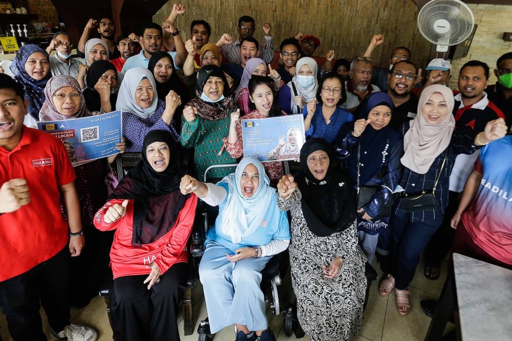 Noraishah Mydin Abdul Aziz takes a group photo with volunteers in Putrajaya, October 30, 2022. — Picture by Sayuti Zainudin