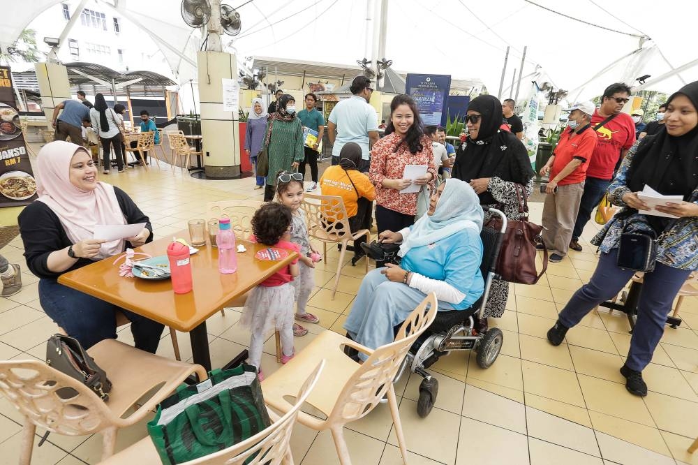 Noraishah Mydin Abdul Aziz talks to residents during a walkabout at the Presint 9 food court, October 30, 2022. — Picture by Sayuti Zainudin