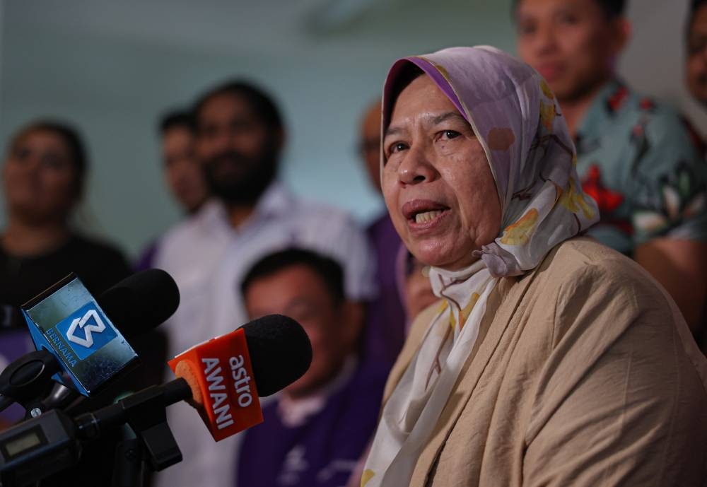 Datuk Zuraida Kamaruddin speaks at a press conference at the party’s Bukit Antarabangsa operations room in Ukay Perdana, Kuala Lumpur, October 30, 2022. — Bernama pic 