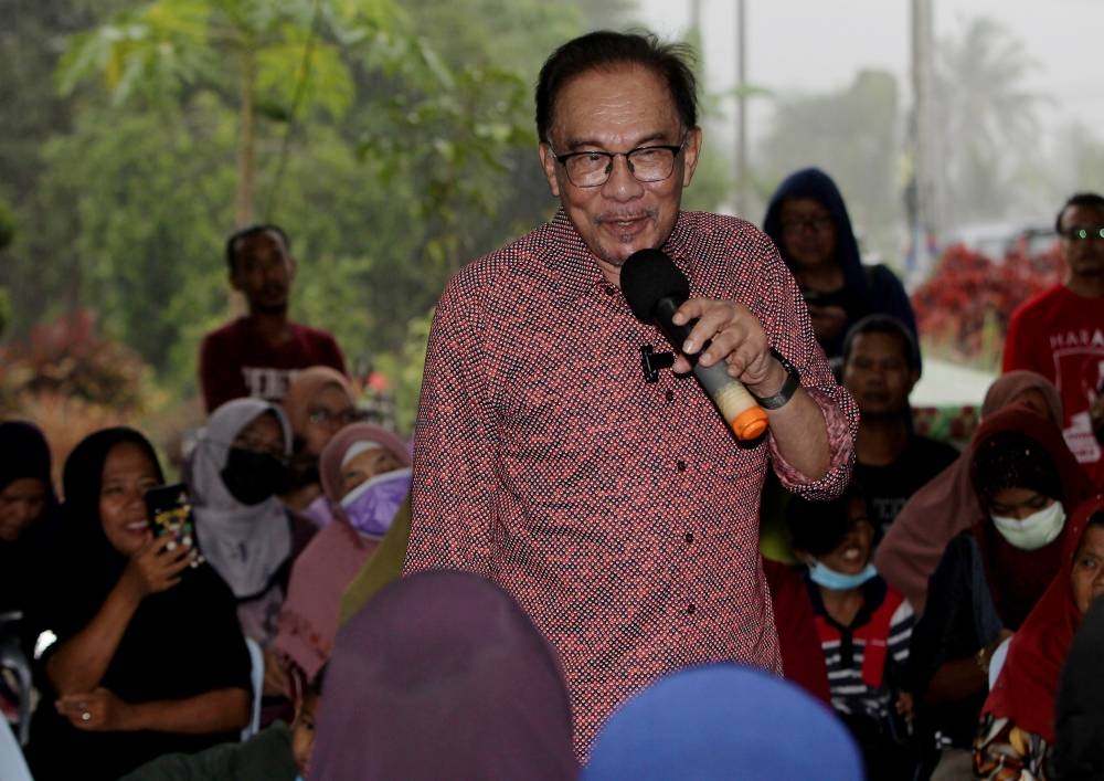 PKR president Datuk Seri Anwar Ibrahim speaks at a tea session with the local community in Kampung Ulu Chemor, Perak, October 30, 2022. — Bernama pic