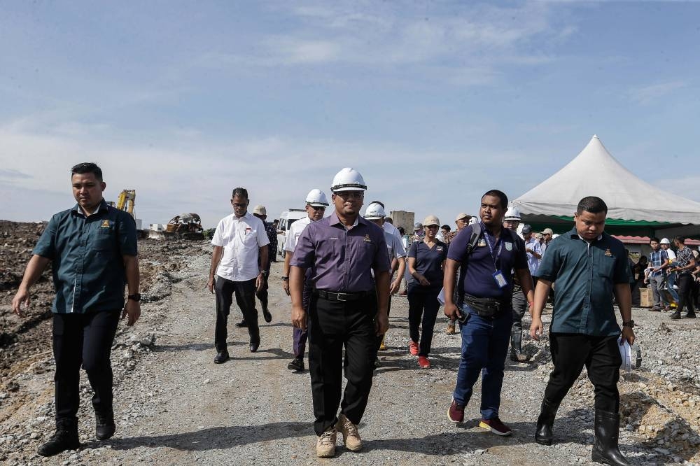 Selangor Menteri Besar Datuk Seri Amirudin Shari (centre) visits the Klang River flood mitigation project in Kota Kemuning, Shah Alam November 1, 2022. — Picture by Sayuti Zainudin