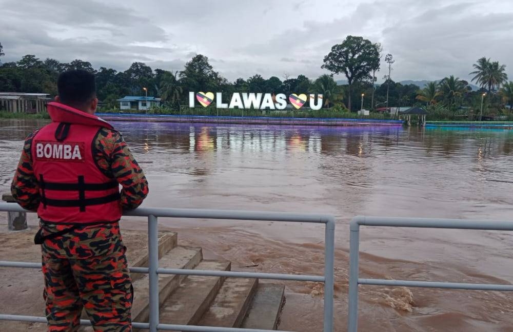 Sarawak Fire and Rescue Department director Datuk Khirudin Drahman expects the closure to last for three days for cleaning of the landing strip which was muddied by flood waters. — Picture from Facebook/Jabatan Bomba dan Penyelamat Malaysia Negeri Sarawak