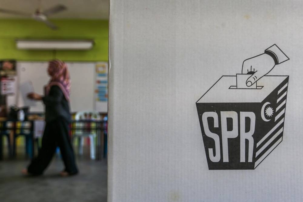 Election Commission (EC) officers make final preparations for the voting process in conjunction with the Johor State Election (PRN) at Sekolah Kebangsaan Tanjung Puteri, Johor Baru March 11, 2022. — Picture by Hari Anggara