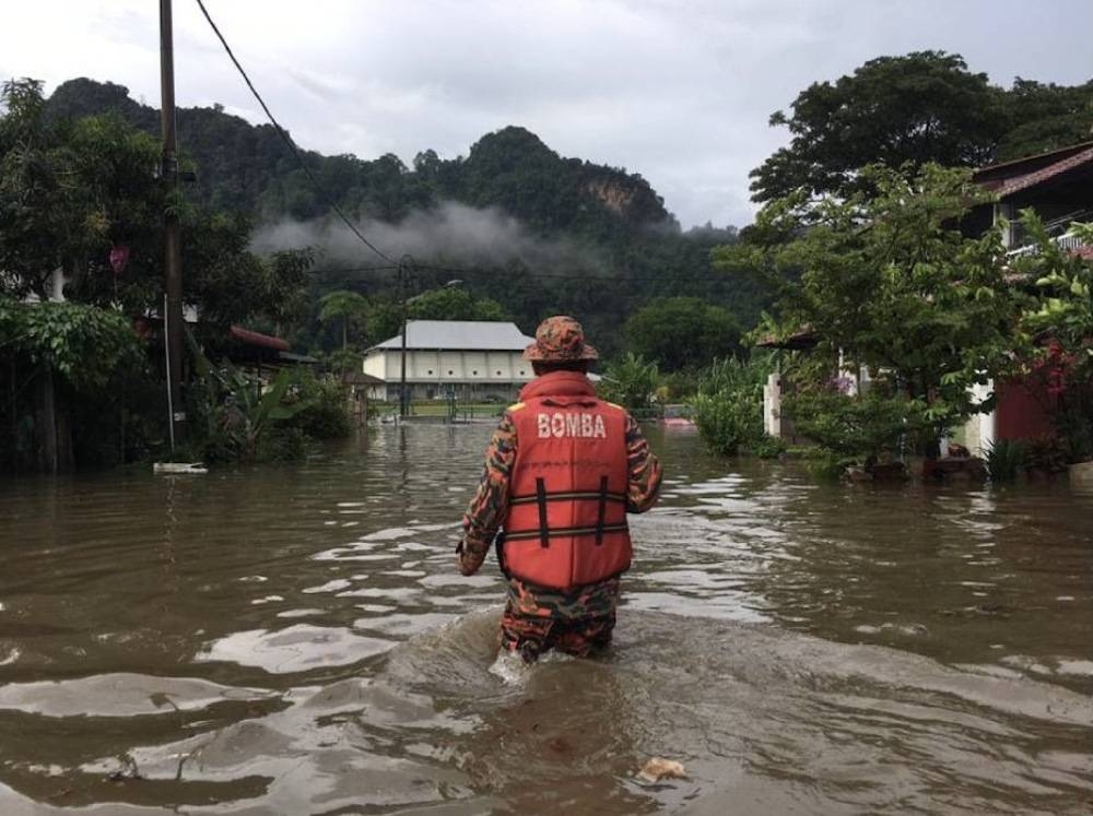 Three more districts namely Tenom, Keningau, and Sipitang were hit by floods in Sabah this afternoon, causing the number of flood victims in the state to increase to 724 victims. — Picture via Twitter/Bernama