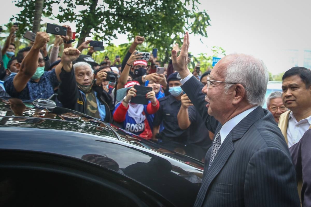Former prime minister Datuk Seri Najib Razak is greeted by his supporters as he arrives at the Federal Court in Putrajaya, August 23, 2022. — Picture by Yusof Mat Isa