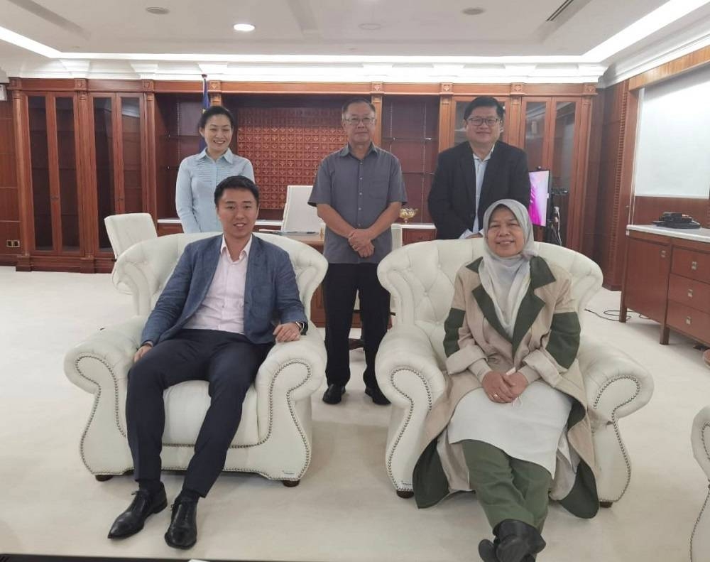 PBM says the leadership tussle between current president Datuk Larry Sng and his designated successor Datuk Zuraida Kamaruddin has been resolved amicably after they met at the Registrar of Societies’ (RoS) office in Putrajaya this morning. ― Picture courtesy of PBM