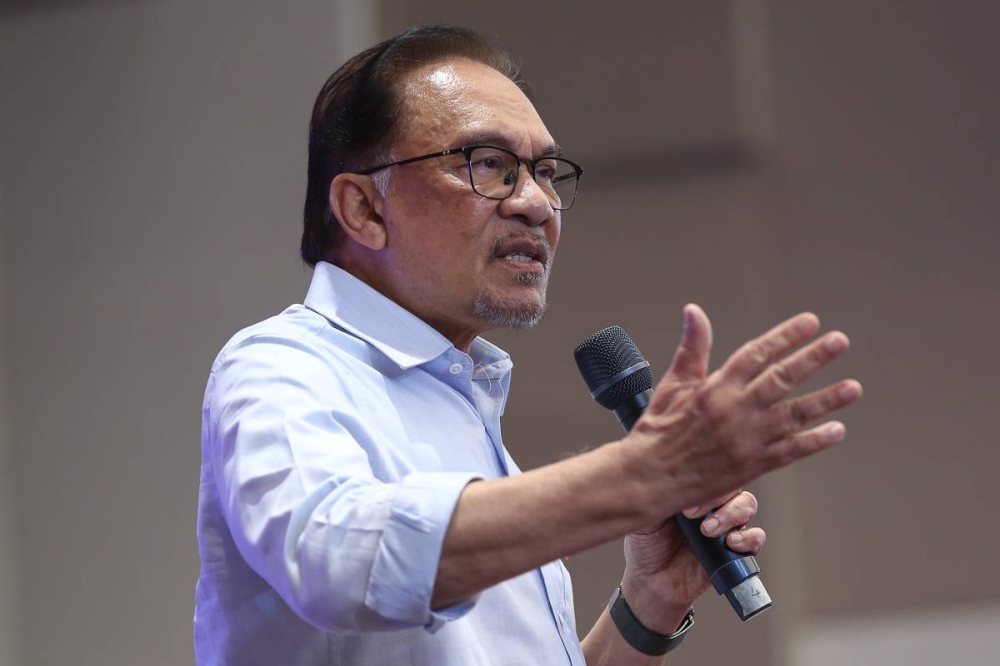 Datuk Seri Anwar Ibrahim says PH will be steadfast in upholding its manifesto so that recurring issues such as political turmoil, a rapid turnover of government and constant threats can be avoided. ― Picture by Yusof Mat Isa