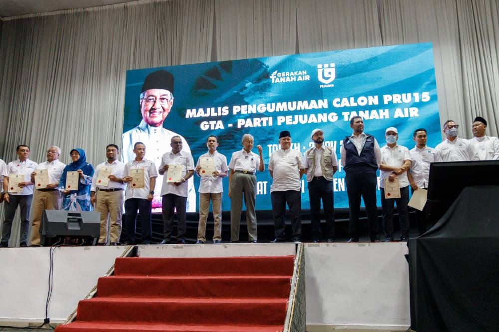 Gerakan Tanah Air chairman Tun Dr Mahathir Mohamad with candidates during the announcement of the GE15 line-up at Bangi Convention Centre, November 2, 2022. — Picture by Firdaus Latif