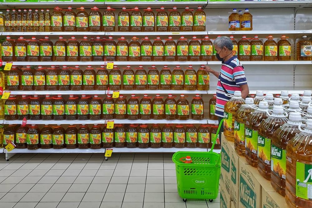 In a statement today, KPDNHEP said the price of a 3kg bottle of cooking oil would be RM19.60 compared to RM19.90; 2kg (RM13.30 from RM13.50); and 1kg bottle (RM6.90 from RM7.10). — Picture by Ahmad Zamzahuri
