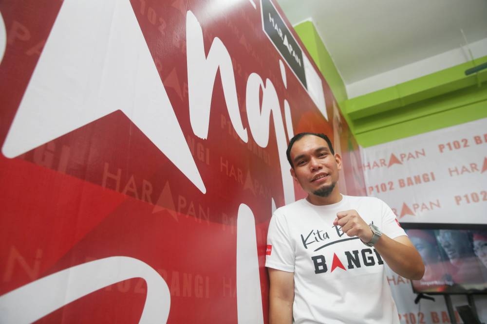 Syahredzan Johan, DAP's candidate for Bangi, poses for the cameras in Bandar Baru Bangi November 3, 2022. — Picture by Choo Choy May