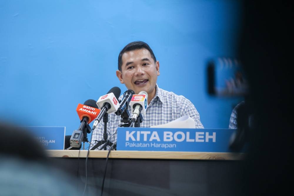 PKR deputy president Rafizi Ramli speaks during a press conference at the PKR headquaters in Petaling Jaya November 3, 2022. ― Picture by Ahmad Zamzahuri
