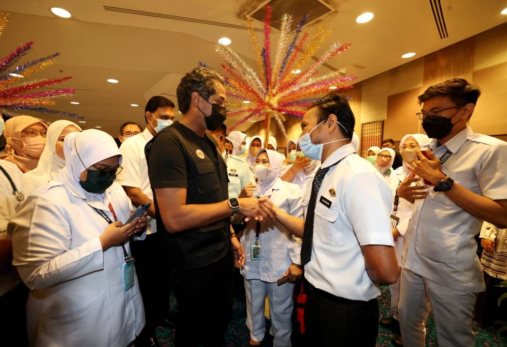 BN candidate for the Sungai Buloh parliamentary seat Khairy Jamaluddin with staff of Hospital Sungai Buloh, November 3, 2022. — Bernama pic 