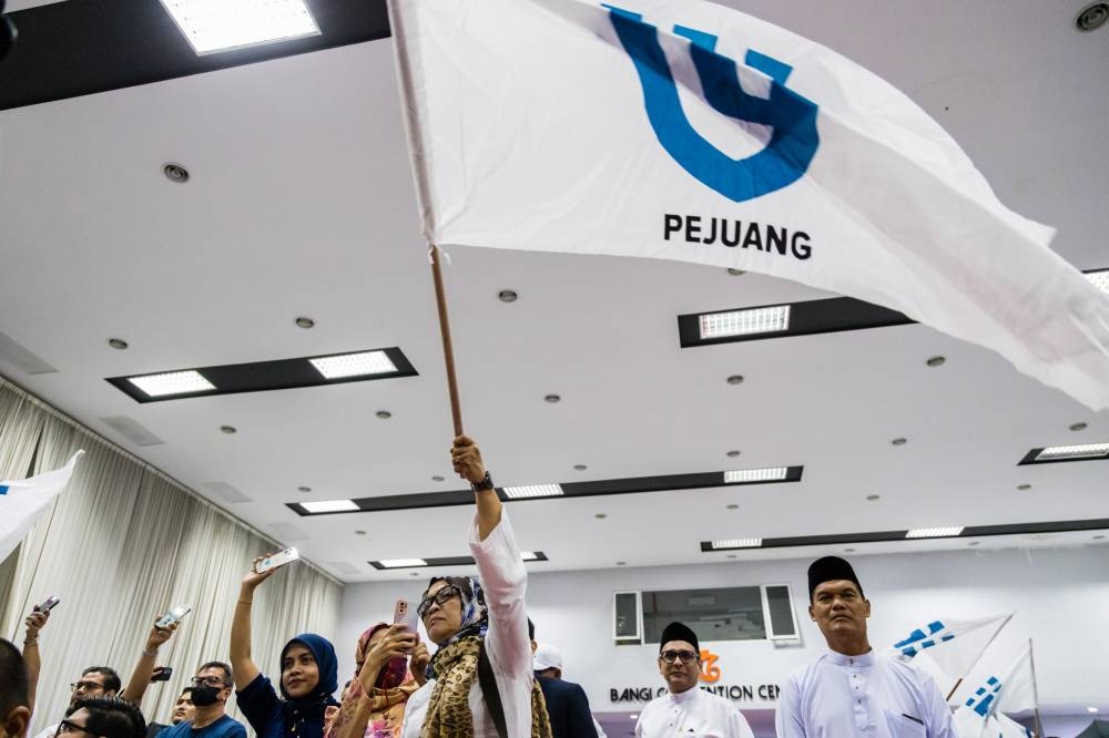 Gerakan Tanah Air supporters attend GTA’s announcement of its GE15 candidate line-up at Bangi Convention Centre, November 2, 2022. — Picture by Firdaus Latif 