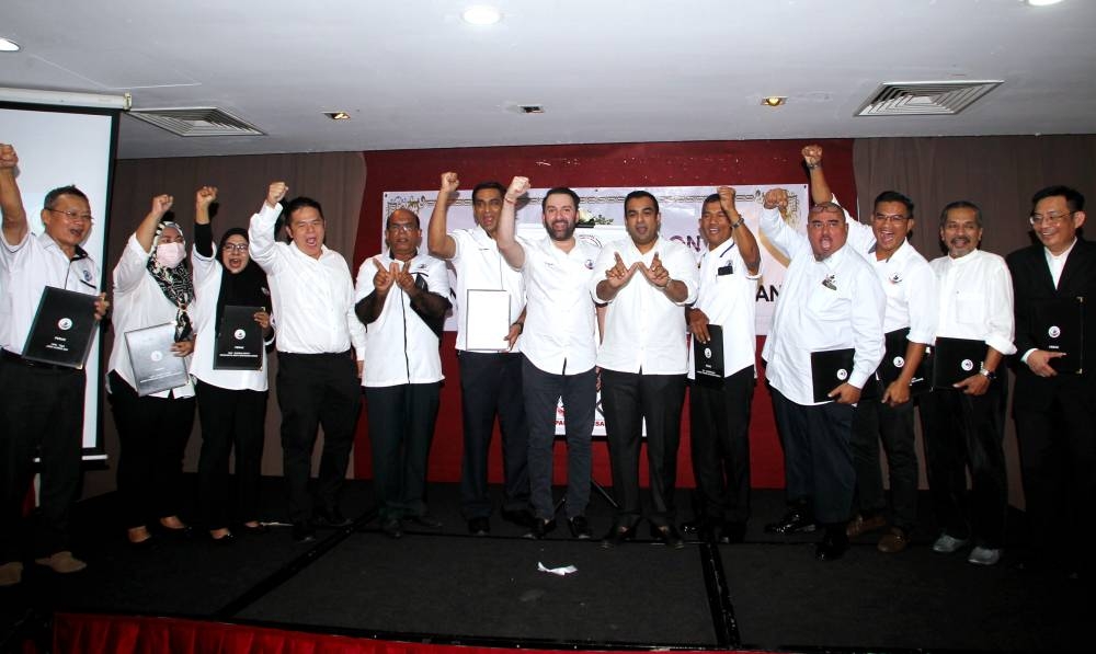 Perak Warisan chief Datuk Seri S. Sunther (6th, right) with Perak Warisan GE15 candidates in Ipoh, November 3, 2022. — Bernama pic 