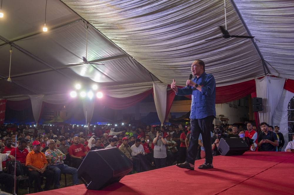 Pakatan Harapan chairman, Datuk Seri Anwar Ibrahim delivers his speech during the ceramah Mega Harapan Kedah tour in Sg Petani, Kedah November 3, 2022. — Picture by Shafwan Zaidon