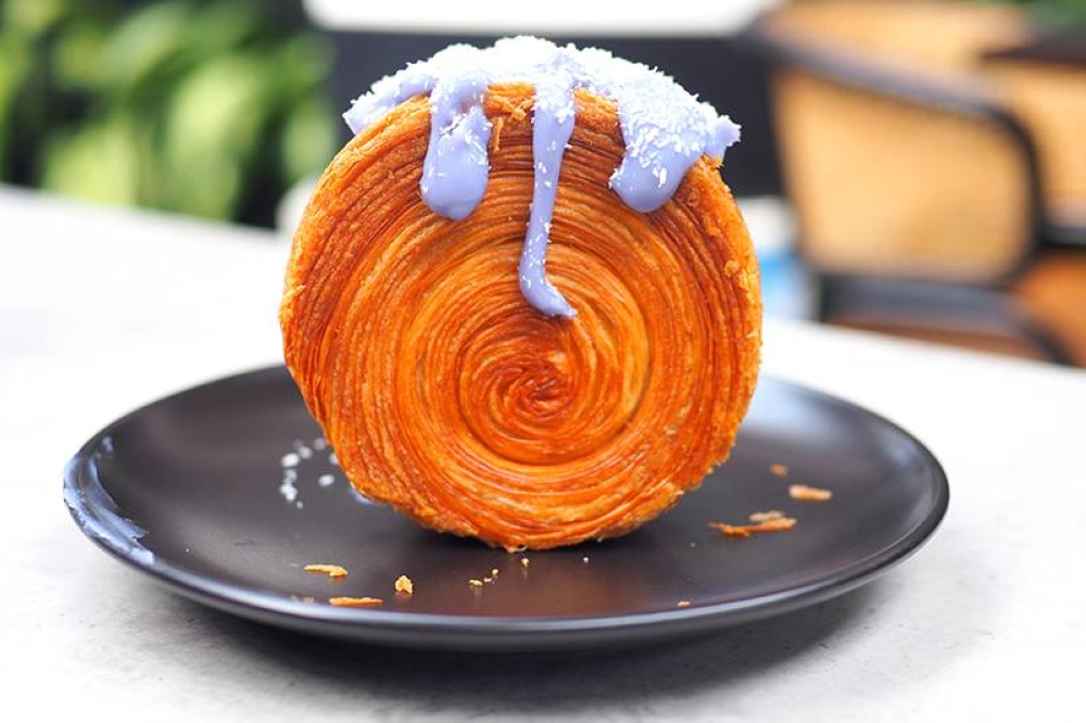 In October, BlackBixon Cafe & Restaurant debuted their Taro-Fic Croon with a thick taro flavoured créme patisserie and a sprinkling of dessicated coconut.