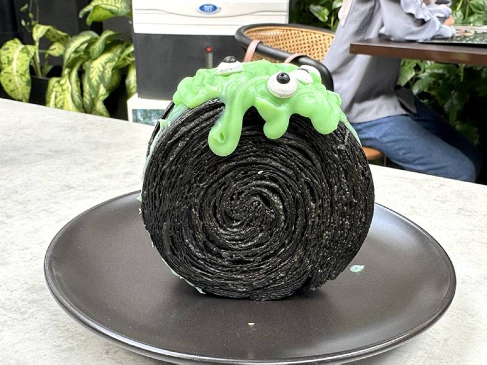 As flavours are rotated every month at BlackBixon Cafe & Restaurant, the November one is their Spooky-Kaya Croon that uses a charcoal pastry with pandan green 'kaya' and googly chocolate eyes.