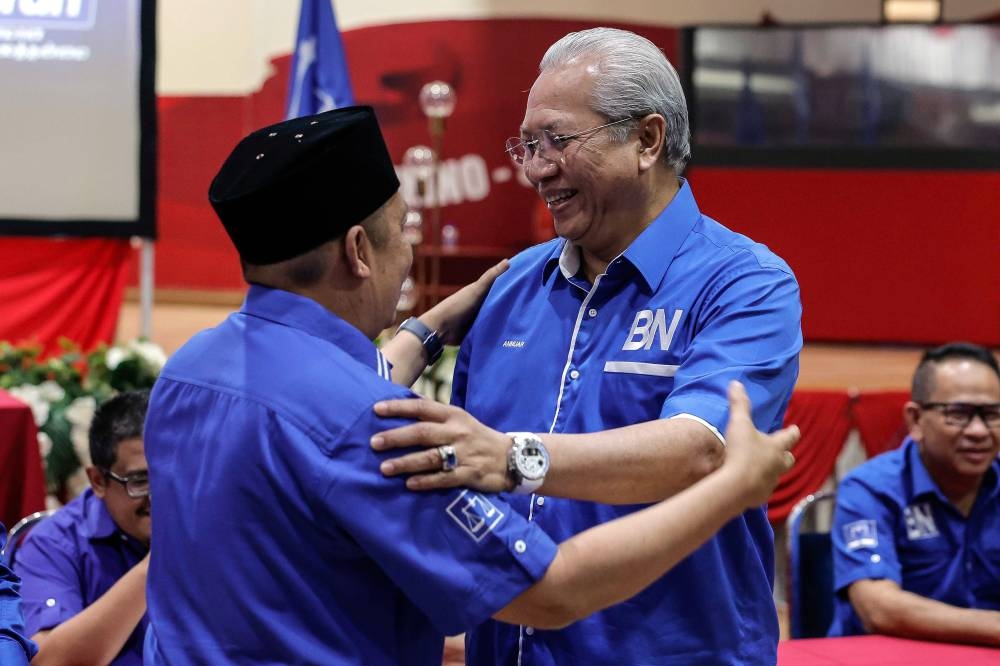 Tan Sri Annuar Musa with Barisan's candidate for Machang Datuk Ahmad Jazlan Yaakub at the Kelantan Umno building in Kota Bharu November 4, 2022. — Bernama pic