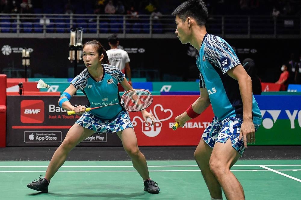 Malaysian mixed doubles players Chan Peng Soon (right) and Cheah Yee See take on Indonesians Rinov Rivaldy and Pitha Haningtyas Mentari in the qualifying round of the Petronas Malaysian Open 2022 at Axiata Arena Bukit Jalil June 28, 2022. — Bernama pic