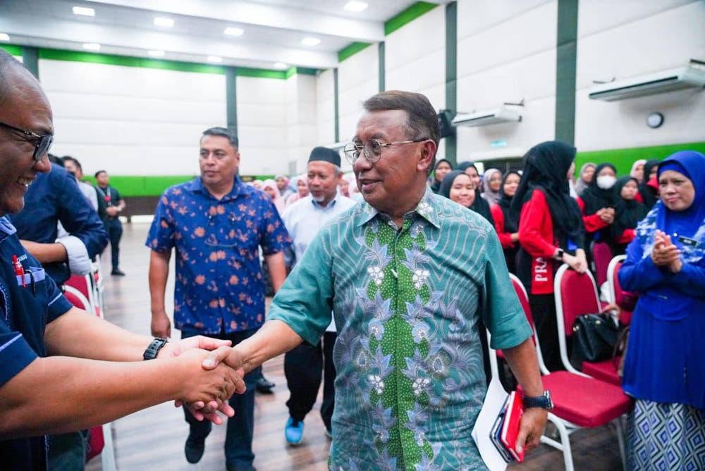 The announcement that Datuk Seri Ismail Abd Muttalib will contest for PN was made by PAS president Tan Sri Abdul Hadi Awang at a ceremony in Marang, Terengganu last night, even though PN had earlier named Fazil Azmi Nadzri from PAS as a candidate for the seat. — Picture from Facebook/Ismail Abd Muttalib